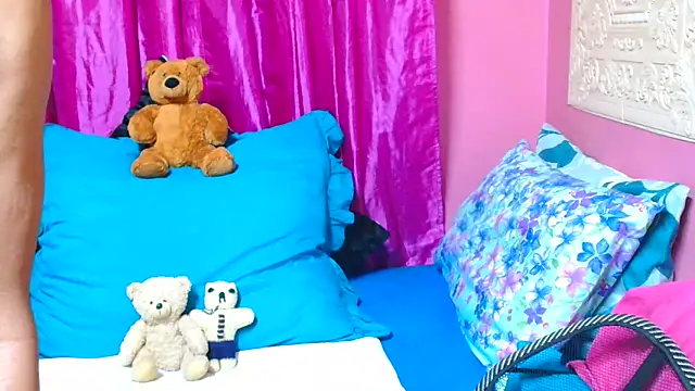 Snapshot of SLUTTYROXY chatting on 03-19-25, 08:43 SLUTTYROXY online show from 03-19-25, 08:43