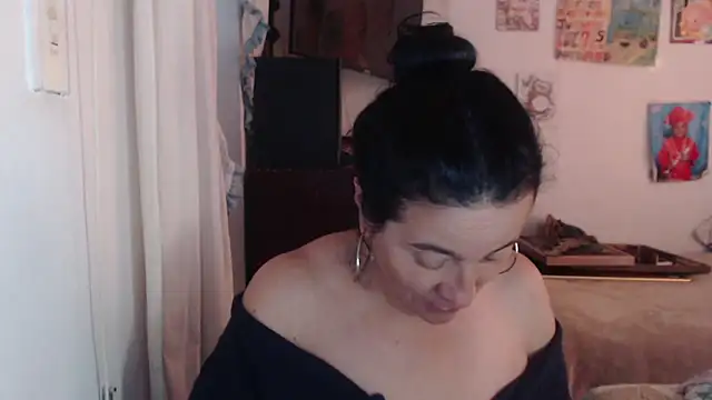 Snapshot of stefilove10 chatting on 10-15-25, 02:47 stefilove10 online show from 10-15-25, 02:47