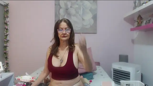 Snapshot of CindyCrawford chatting on 10-25-25, 01:38 CindyCrawford online show from 10-25-25, 01:38