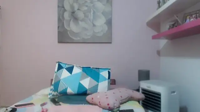 Snapshot of CindyCrawford chatting on 12-18-25, 03:00 CindyCrawford online show from 12-18-25, 03:00