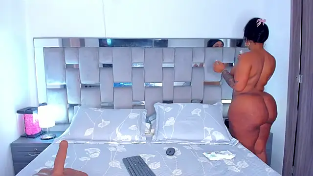 Cammiila online show from 12-21-25, 03:47