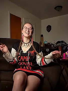 Izzy Hellbourne online show from 06-05-26, 07:08