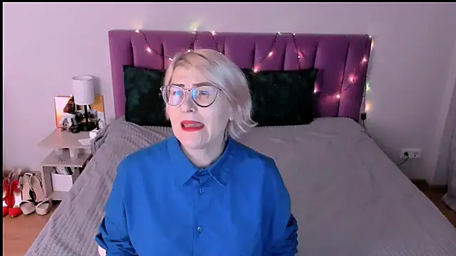 sabrinamacmarren online show from 12-18-25, 02:32