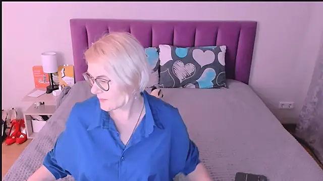 sabrinamacmarren online show from 10-21-25, 02:38