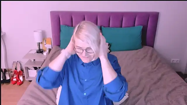 sabrinamacmarren online show from 10-24-25, 08:41