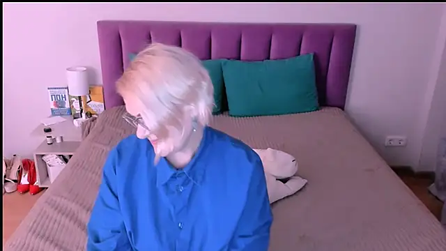 sabrinamacmarren online show from 11-14-25, 02:54