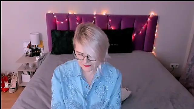 sabrinamacmarren online show from 12-22-25, 01:44