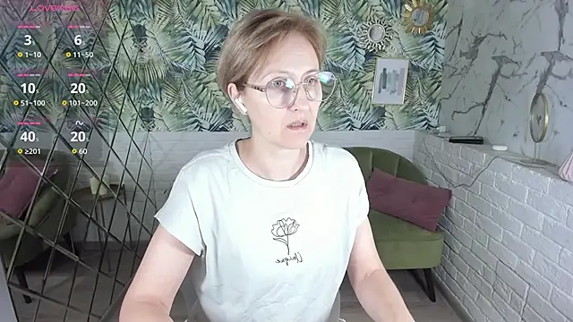 Paris Cherry online show from 12-14-25, 08:03