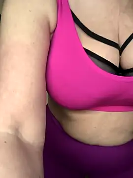 Snapshot of missjenn_x chatting on 11-24-25, 06:46 missjenn x online show from 11-24-25, 06:46