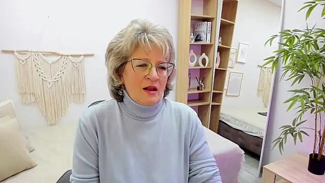 Snapshot of EvelynJoyful chatting on 10-21-25, 05:07 EvelynJoyful online show from 10-21-25, 05:07