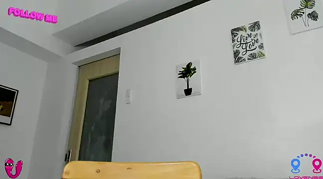 Snapshot of hottycrishina chatting on 03-21-25, 06:05 hottycrishina online show from 03-21-25, 06:05