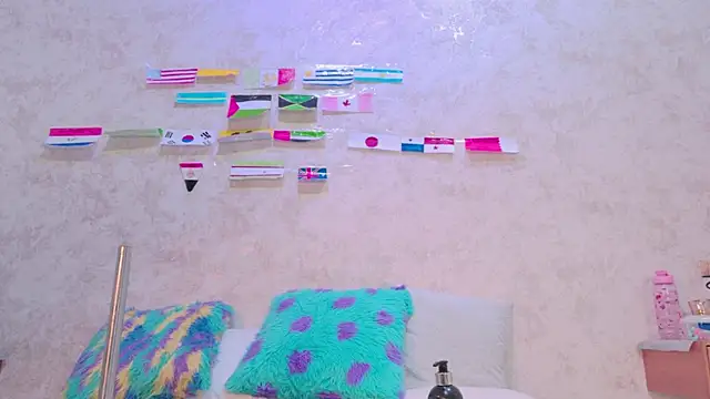 Snapshot of cristinapuerta_ chatting on 06-20-26, 11:37 cristinapuerta online show from 06-20-26, 11:37