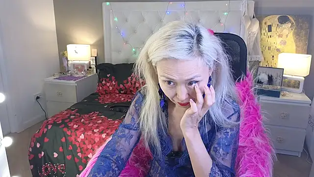 Snapshot of RoxalanaStar chatting on 02-25-26, 11:15 RoxalanaStar online show from 02-25-26, 11:15