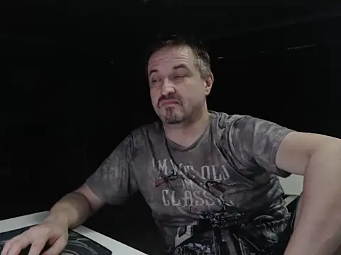 Snapshot of MisterFaithRO chatting on 05-23-26, 10:31 MisterFaithRO online show from 05-23-26, 10:31