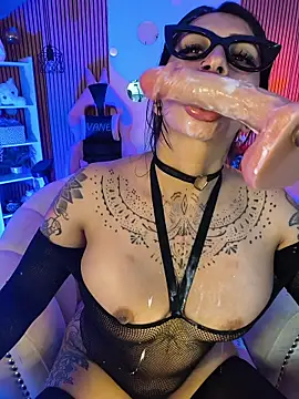 Snapshot of Tattooed_spittingdoll chatting on 03-05-26, 11:54 Tattooed spittingdoll online show from 03-05-26, 11:54