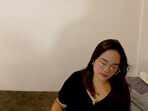 BURBERRY69 online show from 04-08-26, 12:17