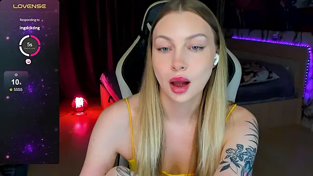 BiMolly online show from 10-19-25, 03:26