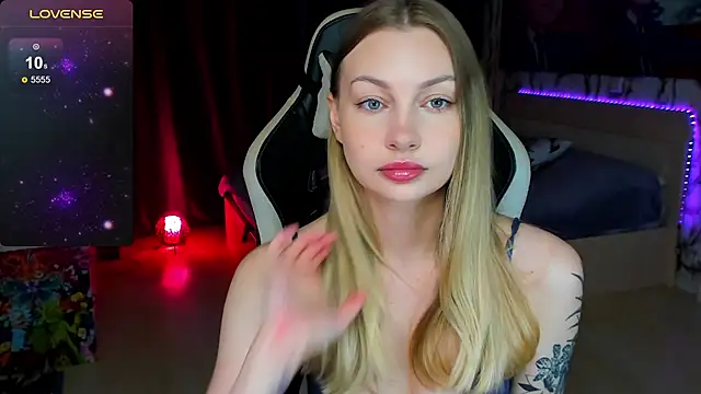 BiMolly online show from 10-24-25, 04:06