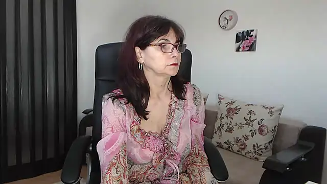 Snapshot of helua54 chatting on 03-10-25, 08:28 helua54 online show from 03-10-25, 08:28