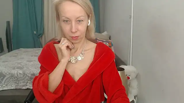 LuxuryNika online show from 11-18-25, 07:17