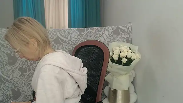 LuxuryNika online show from 11-28-25, 09:20