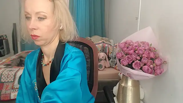 LuxuryNika online show from 10-24-25, 10:03