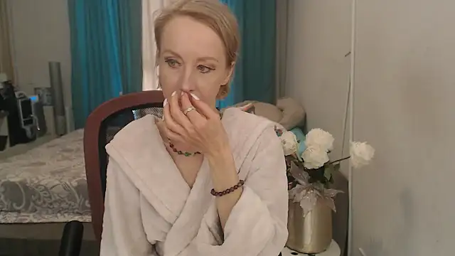 Snapshot of LuxuryNika chatting on 05-15-26, 01:31 LuxuryNika online show from 05-15-26, 01:31