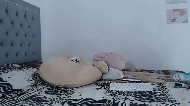 dulce maria x online show from 09-18-25, 06:33