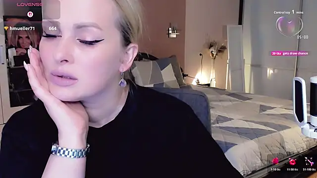 Libby Nora online show from 10-28-25, 10:47