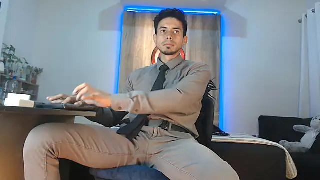 Snapshot of Andrew_4_ chatting on 11-16-25, 08:30 Andrew 4 online show from 11-16-25, 08:30