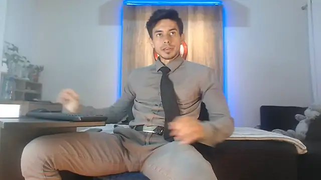 Snapshot of Andrew_4_ chatting on 11-27-25, 01:06 Andrew 4 online show from 11-27-25, 01:06