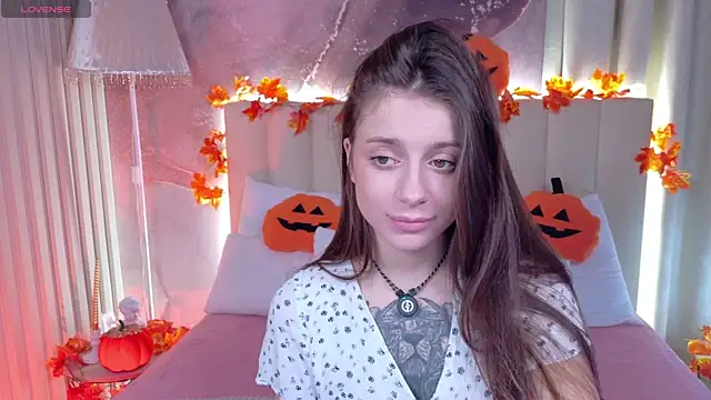 Eille Elfie online show from 10-20-25, 05:20