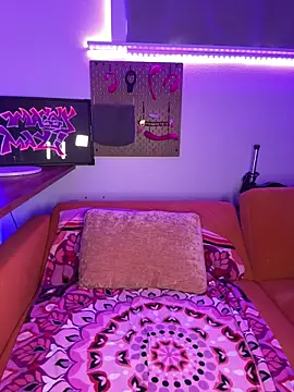 MaggyMayI online show from 04-14-26, 04:01