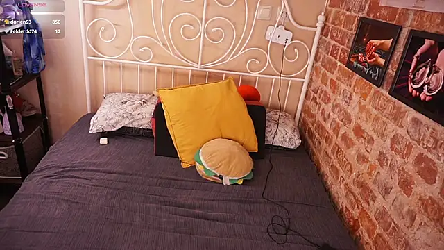 Snapshot of Evelively chatting on 02-22-26, 03:13 Evelively online show from 02-22-26, 03:13