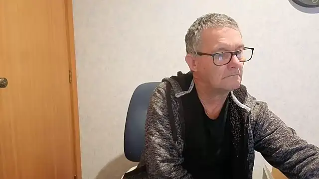 Snapshot of bigballnz chatting on 07-08-26, 08:53 bigballnz online show from 07-08-26, 08:53