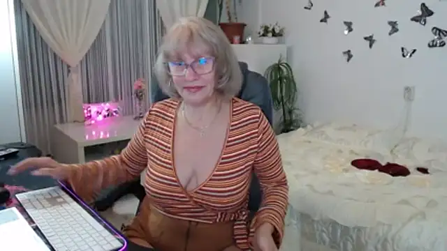 Snapshot of Ghertrude52 chatting on 10-18-25, 04:14 Ghertrude52 online show from 10-18-25, 04:14
