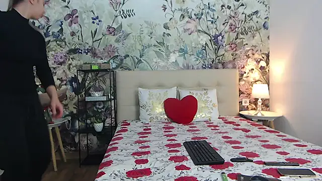 Snapshot of RoseDiamond06 chatting on 02-18-26, 04:25 RoseDiamond06 online show from 02-18-26, 04:25