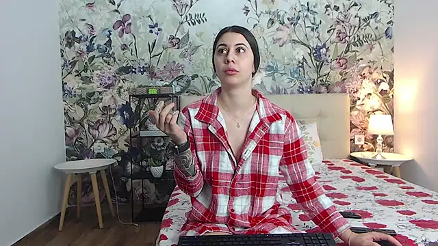 Snapshot of RoseDiamond06 chatting on 02-22-26, 01:19 RoseDiamond06 online show from 02-22-26, 01:19