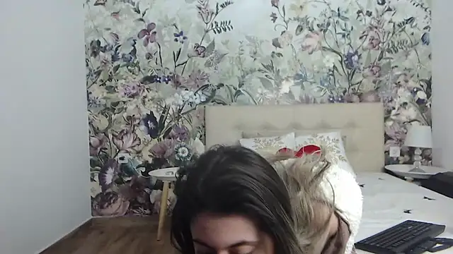 Snapshot of RoseDiamond06 chatting on 02-10-26, 12:37 RoseDiamond06 online show from 02-10-26, 12:37