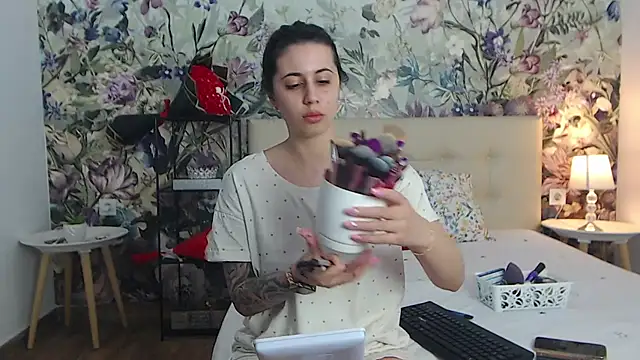 Snapshot of RoseDiamond06 chatting on 07-10-26, 02:50 RoseDiamond06 online show from 07-10-26, 02:50
