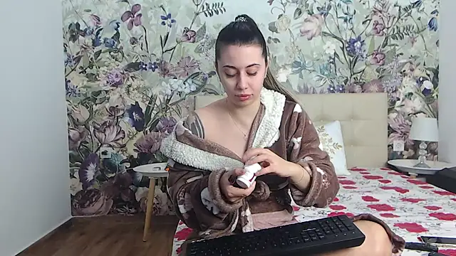 Snapshot of RoseDiamond06 chatting on 02-13-26, 10:48 RoseDiamond06 online show from 02-13-26, 10:48