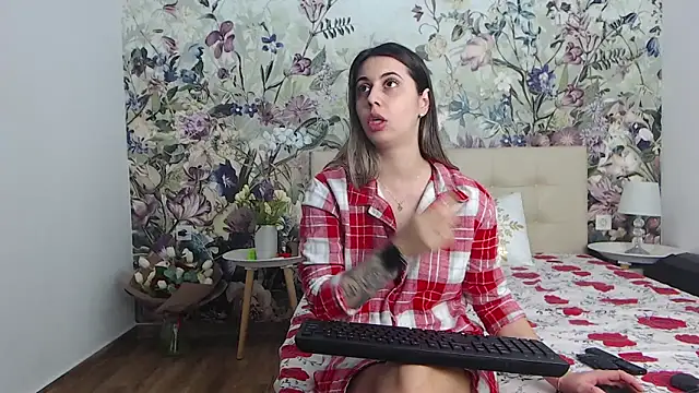 Snapshot of RoseDiamond06 chatting on 02-16-26, 06:39 RoseDiamond06 online show from 02-16-26, 06:39