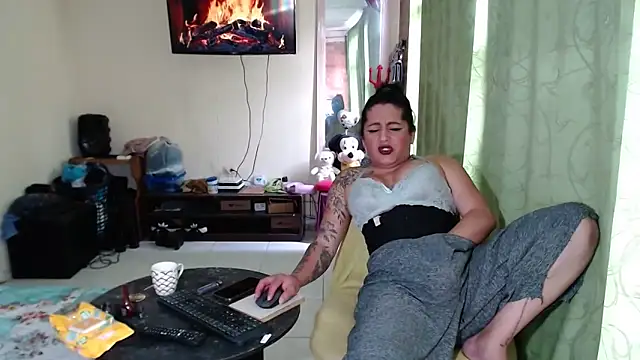 Sashaferrari2000 online show from 04-12-26, 06:11