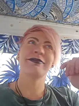 Snapshot of PinkTheHawk chatting on 01-23-25, 10:22 PinkTheHawk online show from 01-23-25, 10:22