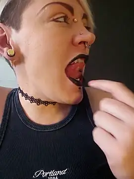 Snapshot of PinkTheHawk chatting on 09-18-25, 12:57 PinkTheHawk online show from 09-18-25, 12:57