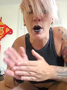 Snapshot of PinkTheHawk chatting on 01-22-25, 10:37 PinkTheHawk online show from 01-22-25, 10:37