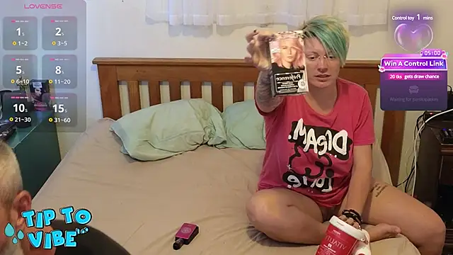 Snapshot of PinkTheHawk chatting on 01-11-25, 10:18 PinkTheHawk online show from 01-11-25, 10:18