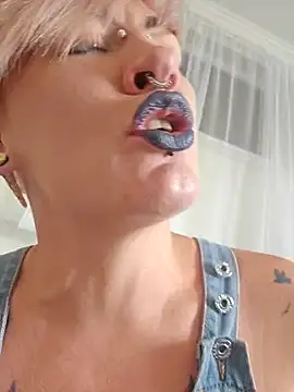 Snapshot of PinkTheHawk chatting on 01-18-25, 11:22 PinkTheHawk online show from 01-18-25, 11:22