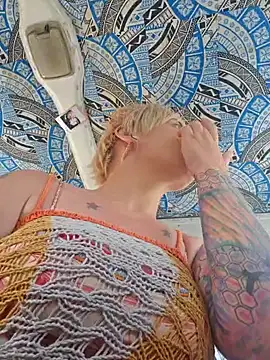 Snapshot of PinkTheHawk chatting on 02-18-25, 06:15 PinkTheHawk online show from 02-18-25, 06:15