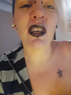 Snapshot of PinkTheHawk chatting on 10-16-25, 09:39 PinkTheHawk online show from 10-16-25, 09:39